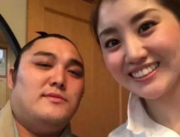 日本350斤相扑名将退役,女神妻子现场流泪感叹:压力越来越大!