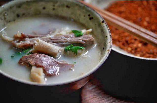 广东人在喝汤时有个习惯,豪爽的北方人却受不了,直言"太矫情"