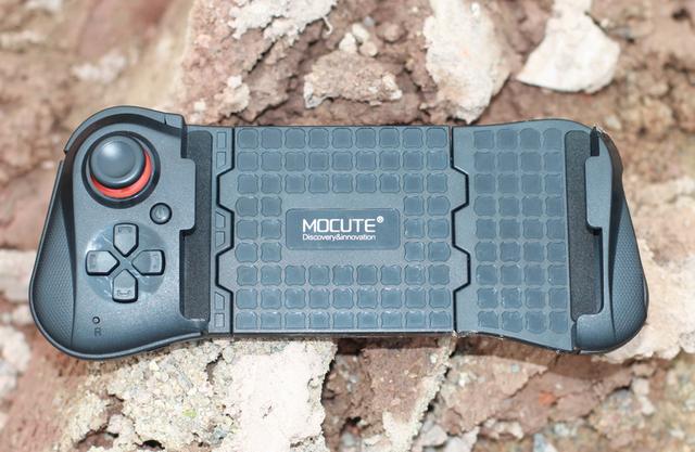 刺激战场官方适配外设上手评测:四指联动带妹