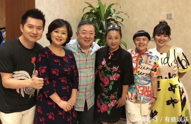 假小子变淑女,"金龟子"的女儿长大了,与男朋友身高相差30多