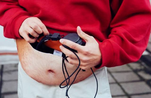 男子挺着大肚子上街,路人纷纷嘲笑没素质,男子一个动作众人惊呆