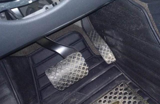 为什么豪车用地板式油门,而普通车却用悬吊式?维修师傅说漏了嘴