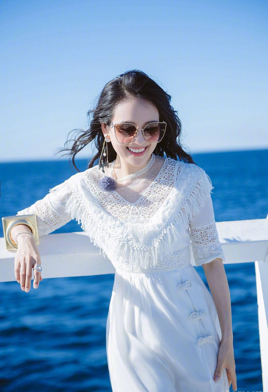 章子怡发鸡汤文晒美图,网友大赞又美又仙,但被时尚手镯抢镜