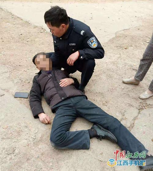 男子晕倒口吐白沫:扶不扶?崇仁一协警给出答案