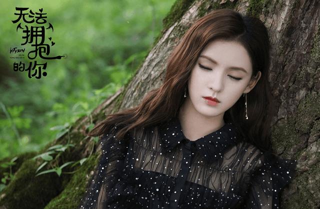 复古发型配上姣好的妆容和穿搭,这只吸血鬼女神李诗雅,扮演者张予曦