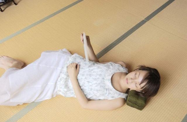 日本人睡觉的时候,为何喜欢睡地板?在日本的小姨子道出"秘密"