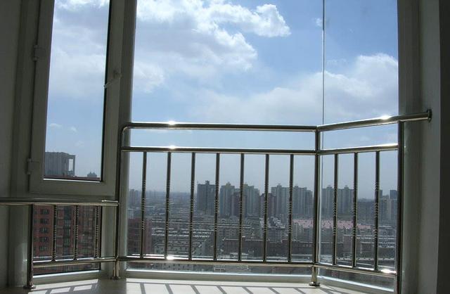 烦烦烦!楼上邻居把外飘窗做成落地窗,吓得立马阻止:出事咋办!