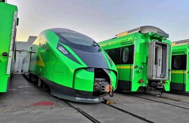 追求复古的复兴号来袭绿色复兴号让网世界眼前一亮