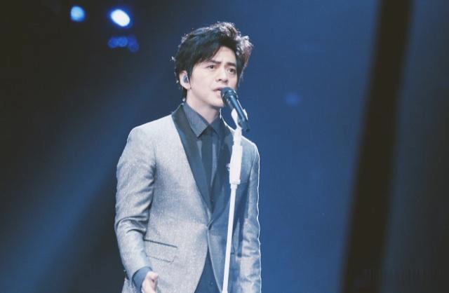 李健在演唱会上首唱最新作品,听完他的深情演唱,歌迷高呼两个字|如果遇见你|李健|演唱会_新浪新闻