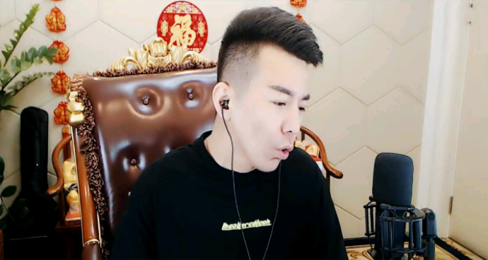 从yy杨大爷冻结事件看她与舞帝利哥的不同,成也性格,败也性格