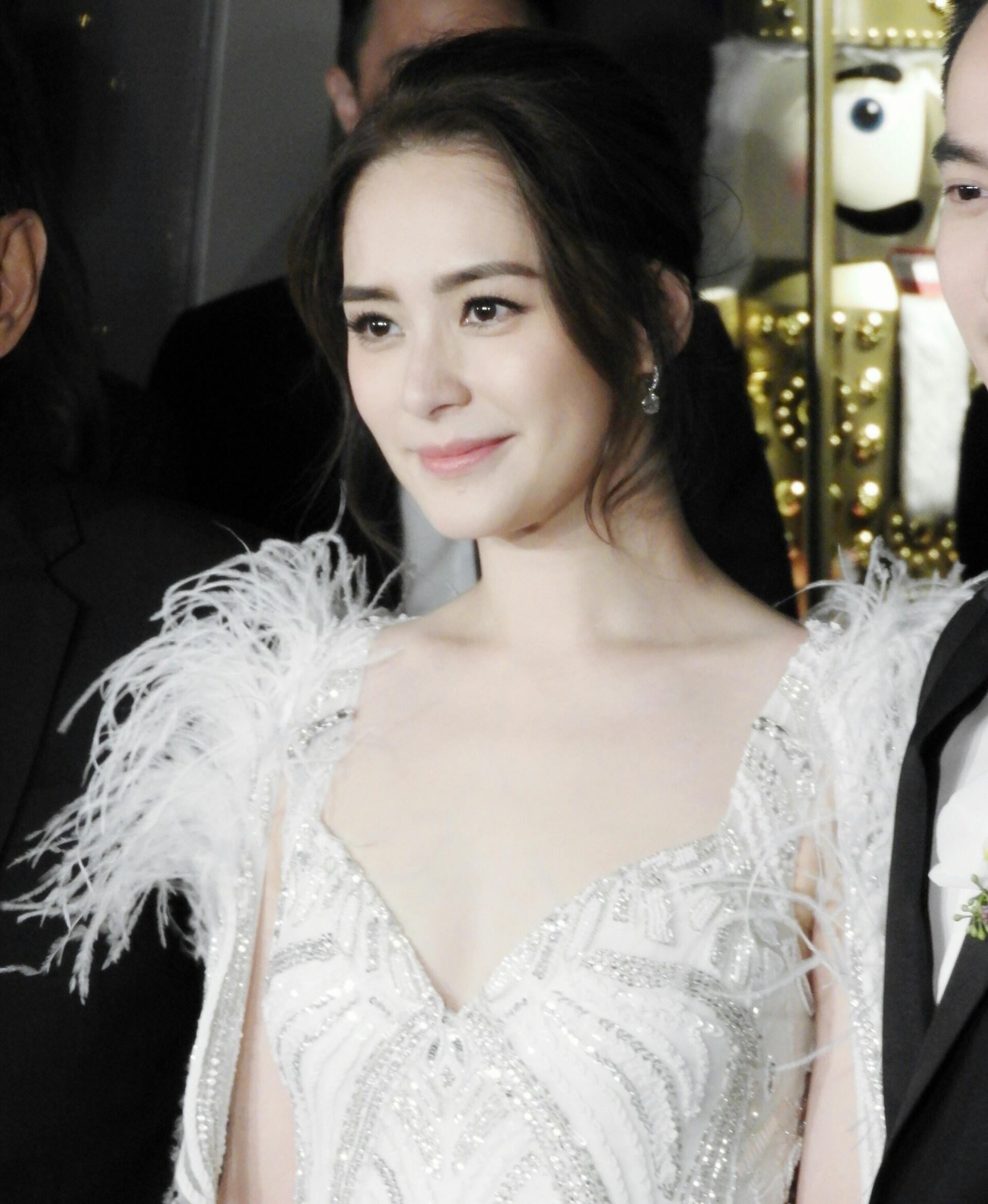 直击阿娇的婚礼现场,身着羽毛婚纱,最美的仙女式微笑!