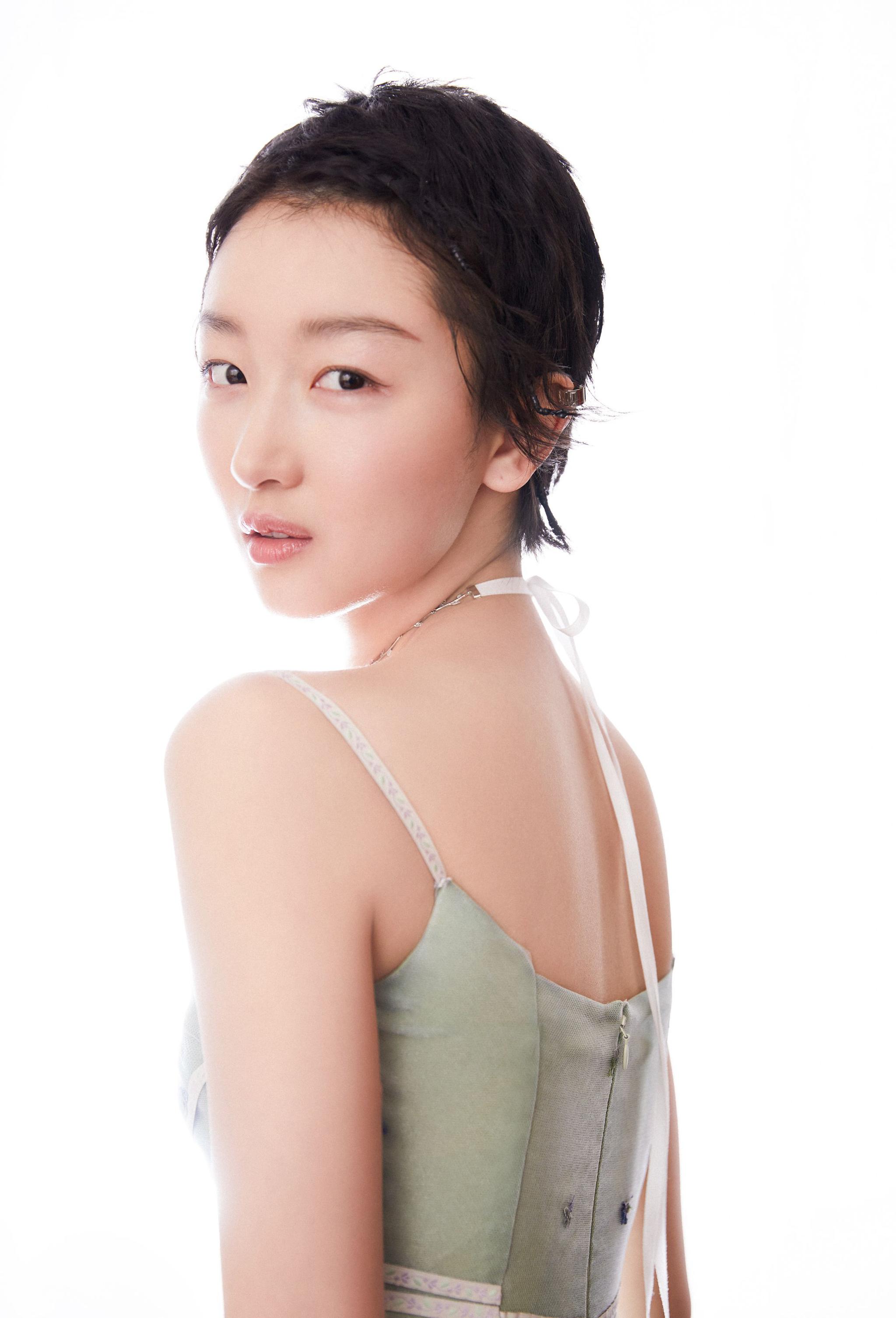 周冬雨更博晒新造型,同时展现超强柔韧度,有点酷!