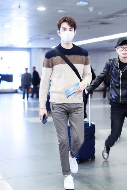 王凯毛衣休闲裤清爽帅气如初恋,182cm身高还卷裤脚,网友:厉害