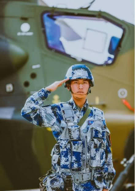 《真正男子汉》王威晒照,退伍后卖衣服,网友:学何捷娶个女明星