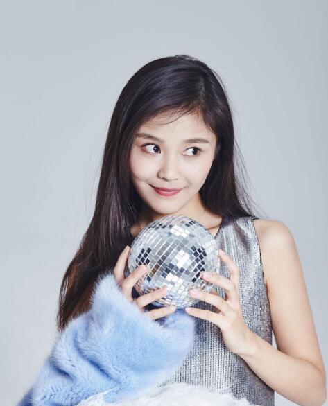 在《急诊科医生》中,岳以恩饰演党珍妮,一个归国医疗志愿者,活泼开朗