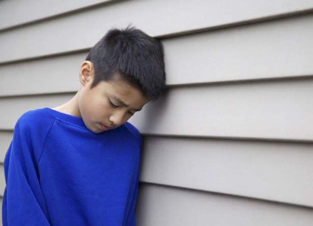 小学生带"高价"水瓶上学被孤立,众家长:你家孩子太金贵要远离