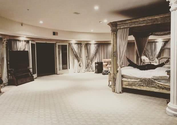 晒黄子韬住的豪宅,在美国住面积这么大的别墅,生活太令人羡慕了