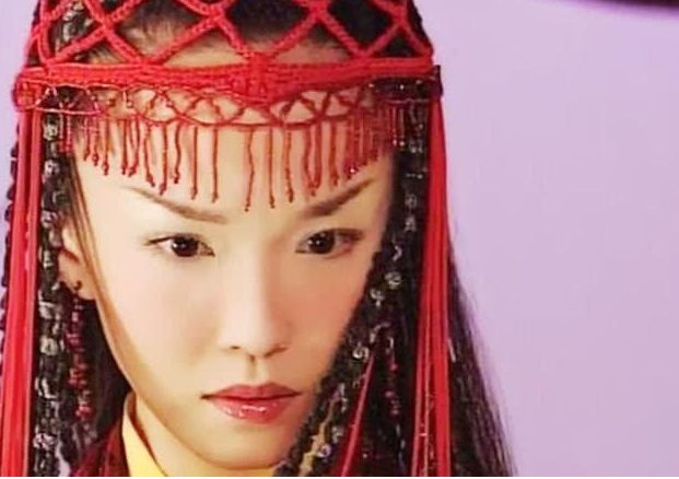 她出生当天就登报纸,出道30年无绯闻,老公老了她却还是少女