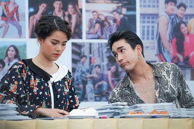 泰星nadech和yaya同框玩直播互动太甜恩爱秀的全场尖叫