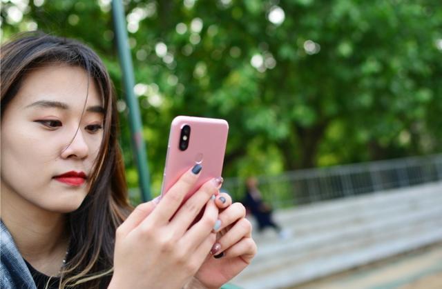 小米6x模特实拍图:整个屏幕,都是最美的青春气息
