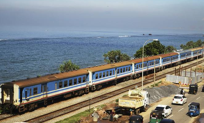 想象中海上火车是真实存在的,浪花迷人,值得一去