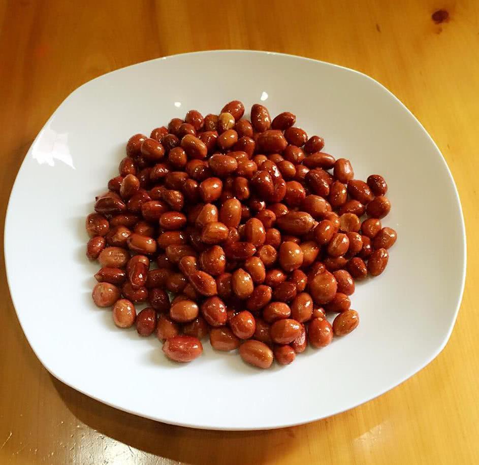 炒花生时,先倒油还是先倒花生?老妈教我这样做,花生酥脆不走潮