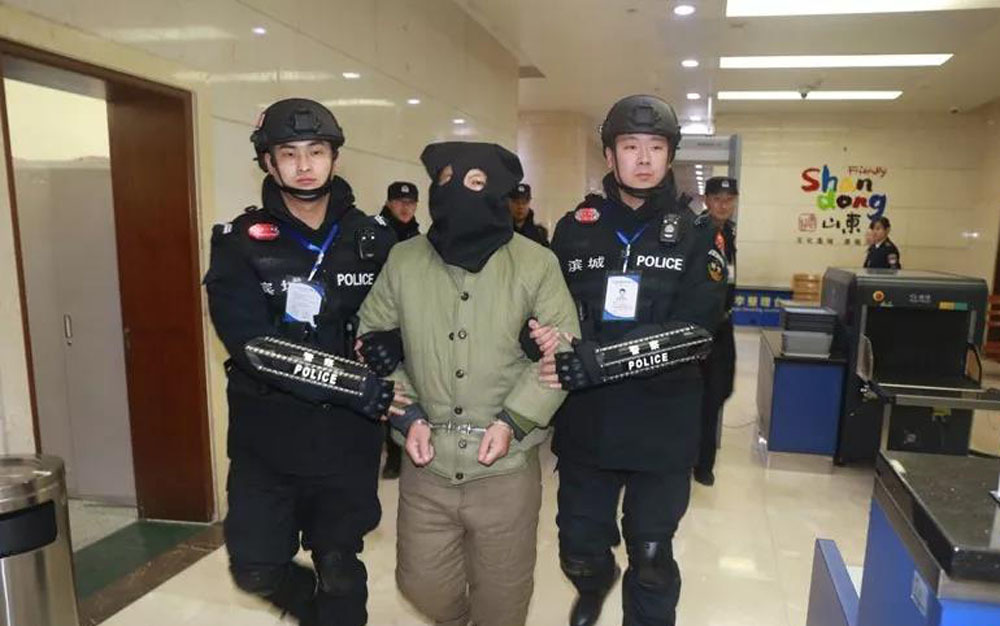 警方称:去年12月29日,山东滨州公安追捕小组,将潜逃到柬埔寨的涉黑恶