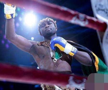 这位黑人拳王就是胡斯-哥路沙,1982年出生于南非,职业拳击手.