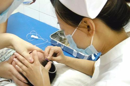 小孩子在头上输液会损伤大脑发育真的是这样吗
