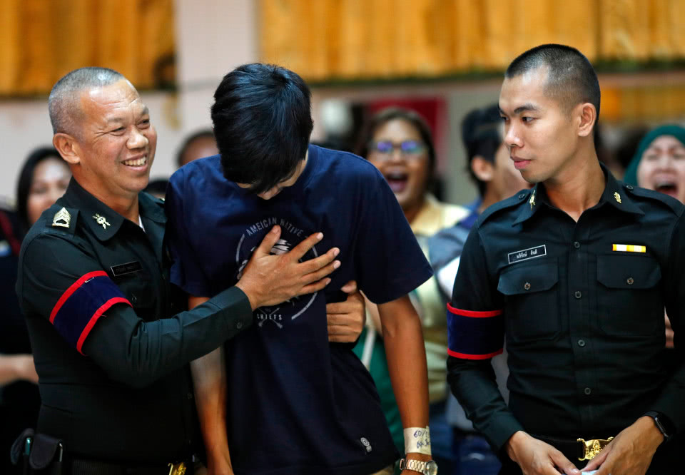 数百名泰国男子赤裸上身进行兵检时不时有穿裙子的女子乱入