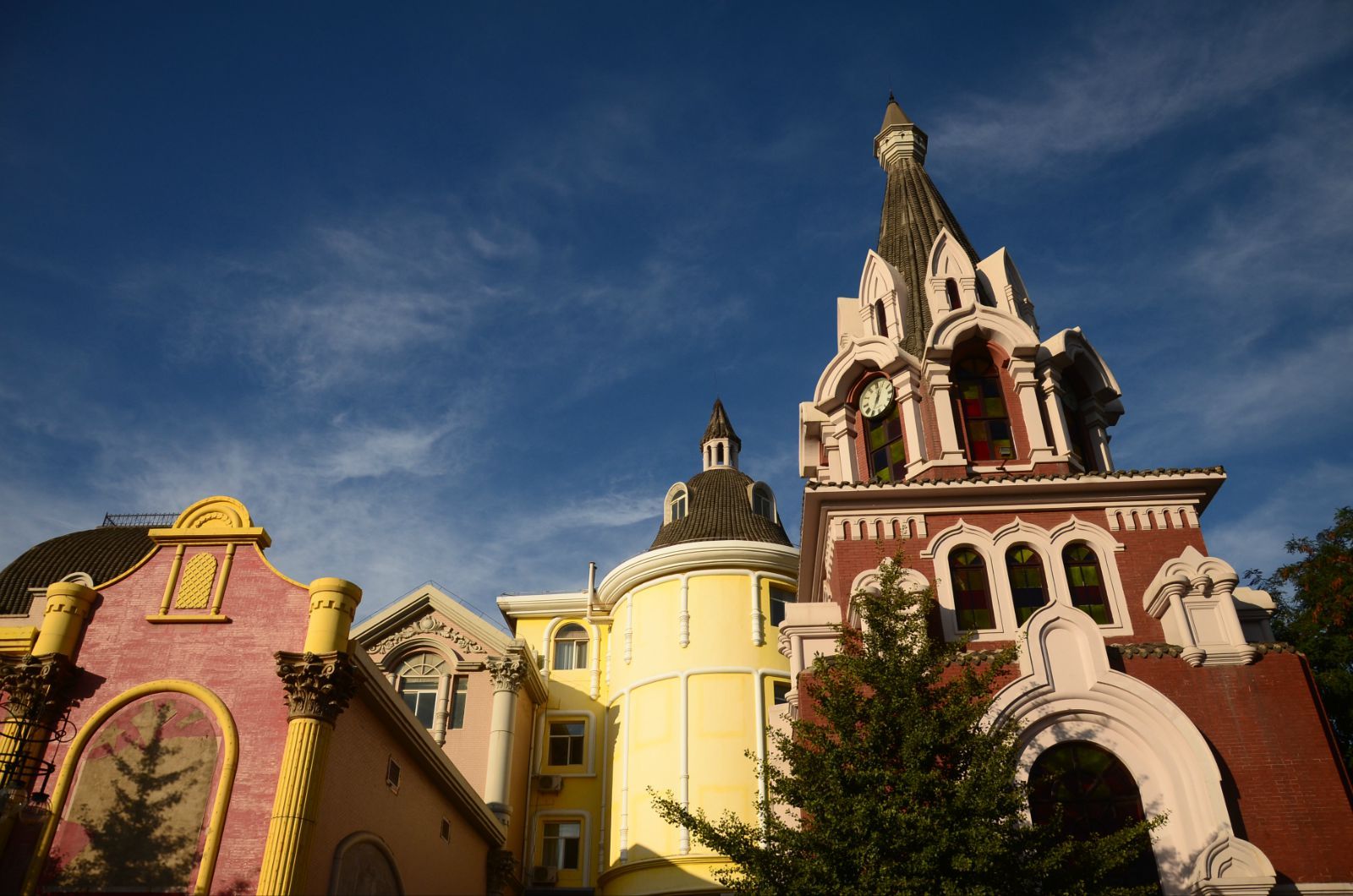 其中俄罗斯风情就是最具代表性的地方,满街都充满俄罗斯标志的塔式