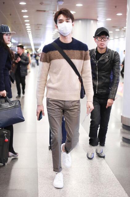 王凯毛衣休闲裤清爽帅气如初恋,182cm身高还卷裤脚,网友:厉害