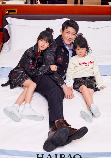 陆毅一家四口庆祝圣诞,网友:两个孩子像双胞胎