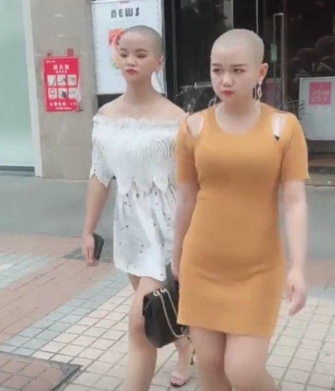 两位光头小姐姐火了,走在街上回头率超高