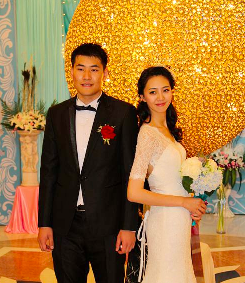 中国男排重炮手深夜晒"网红脸"女友,前妻是知名模特气质非凡