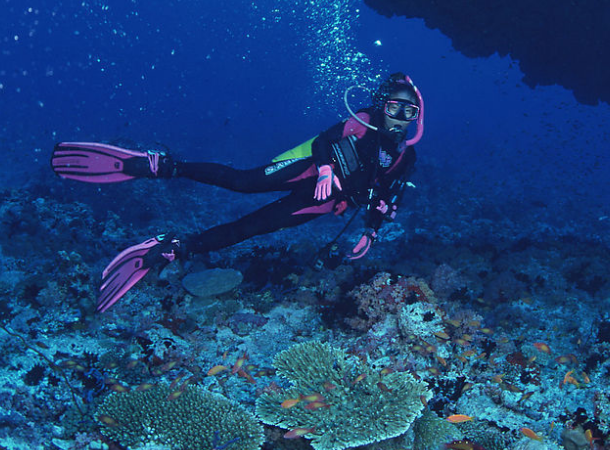 男子和朋友深海潜水拍照无意间拍到一幕男子慌忙逃走