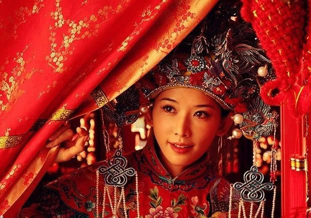 杨幂,在电视剧《三生三世十里桃花》中以凡人素素的身份,嫁给那时的男