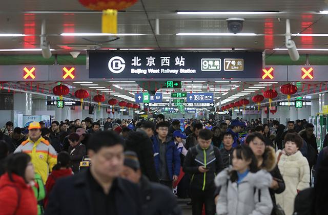 春运首日 40.2万人乘火车离京|春运|北京西站|火车_新浪网