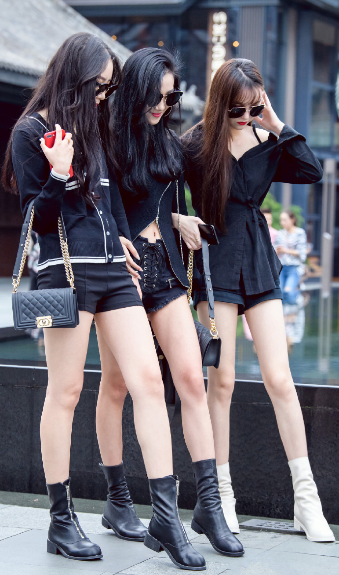 齐排而行的三位大长腿美女走在街头性感让人移不开眼睛