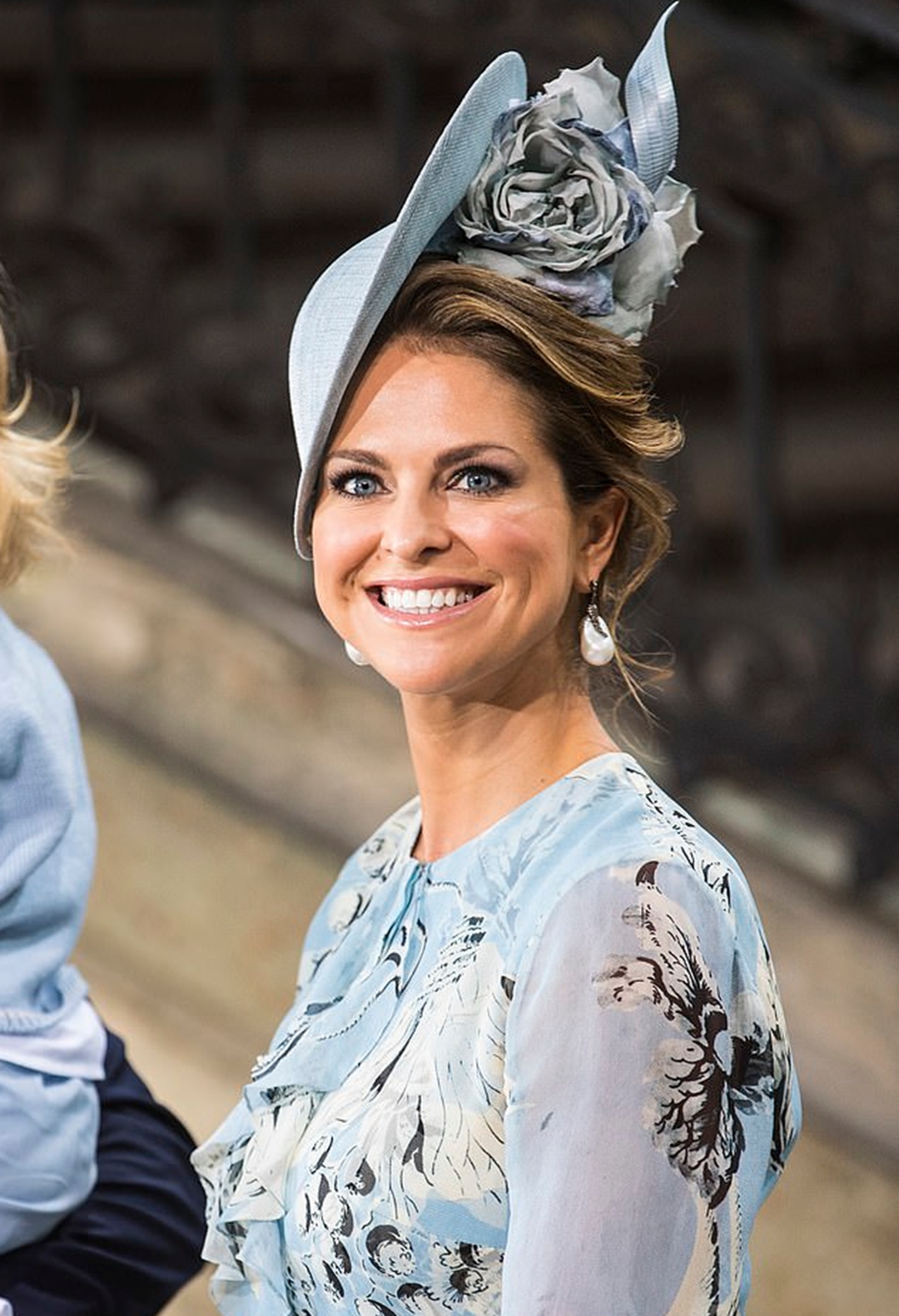 瑞典小公主化身美人鱼,银色长裙波光粼粼,妆容造型很抢眼!