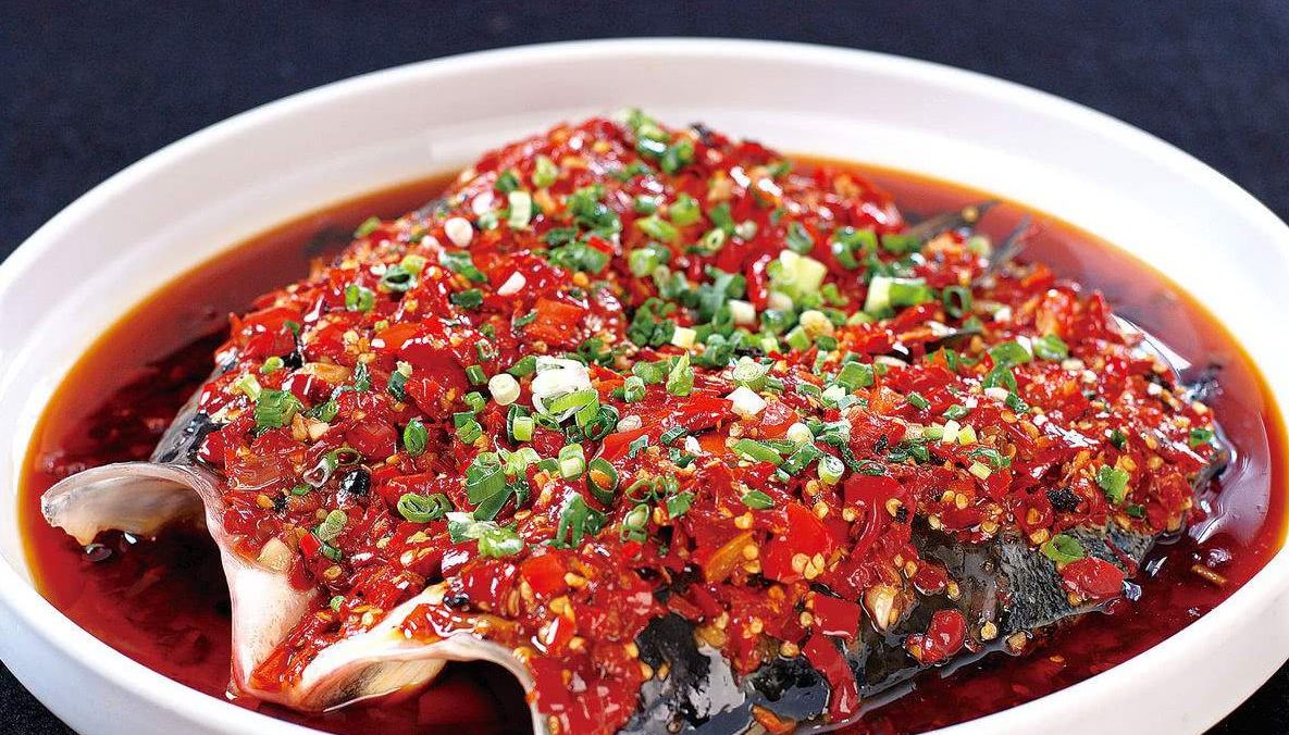 做剁椒鱼头时,很多人省略了一个步骤,所以做出的鱼头不入味