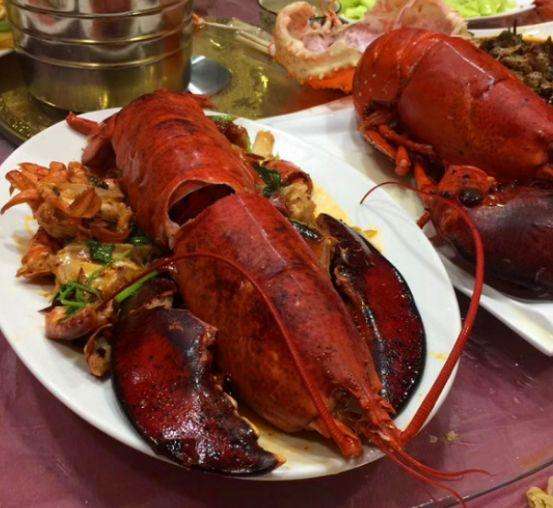 女朋友说这道菜是最贵的,最值钱的,一桌上两只,第一次吃这么大的龙虾