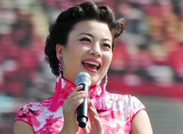 她19岁就上春晚替父治病暂别5年感情不顺却仍在舞台上坚持