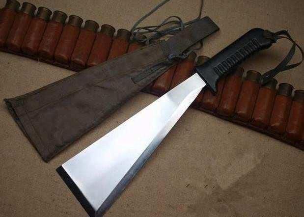 很有特色的冷兵器,蝴蝶剑很精美,双刃枪斧威力大