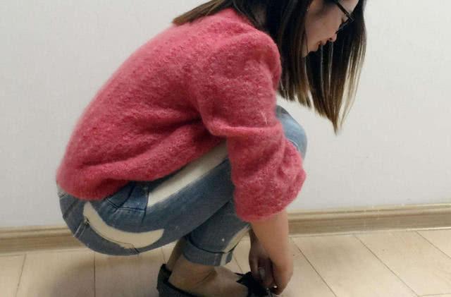 国外美女到中国旅游, 上厕所的时候吐槽: 这个姿势真的太难了!