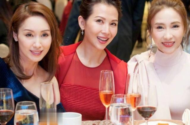 黎姿晒家人合照,姐弟情深令人感动,与老公结婚11年依旧恩爱如初