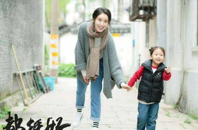 在戏中的表现也相当不错,还被剧中饰演妈妈的演员高露称赞专业,小小