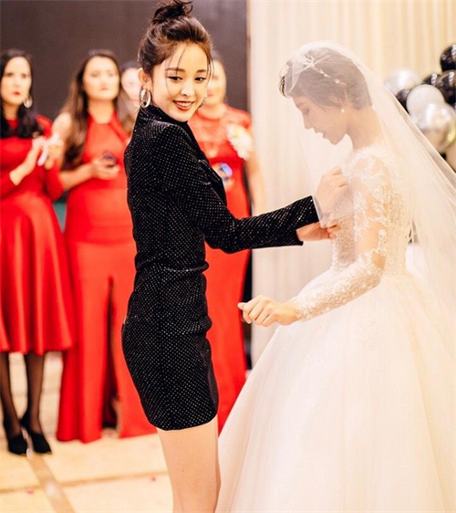 古力娜扎亲姐姐结婚,姐妹俩婚礼现场翩翩起舞惊艳众人