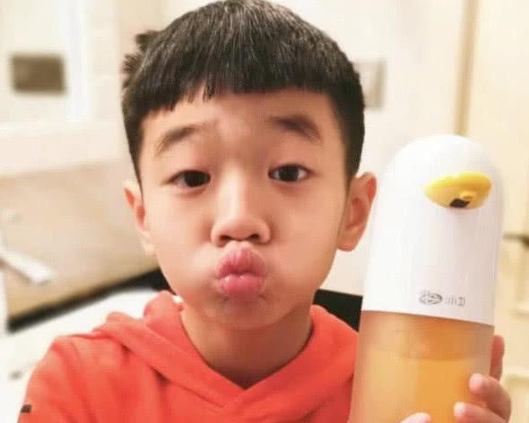 杨阳洋整容式长大,颜值堪比易烊千玺,又一"大佬"横空出世!