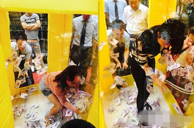 男子街头摆"抓钱机"一次10块月入过万 网友:我能抓到你破产